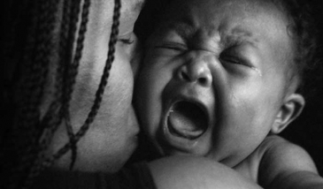 Sababu za Watoto Wachanga Kulia Mara kwa Mara na Namna ya Kuwabembeleza