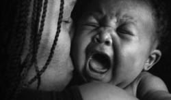 Sababu za Watoto Wachanga Kulia Mara kwa Mara na Namna ya Kuwabembeleza